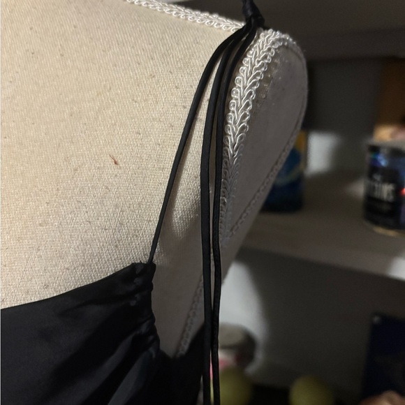 Wilfred Black Fitted Camisole with Spaghetti Straps and scoop neck xs - Picture 4 of 11